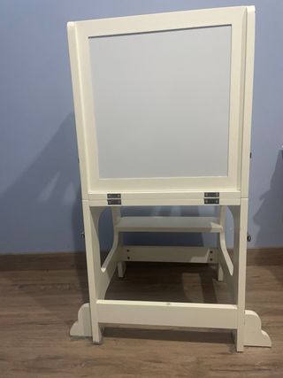 Torre de aprendizaje blanca con pizarra