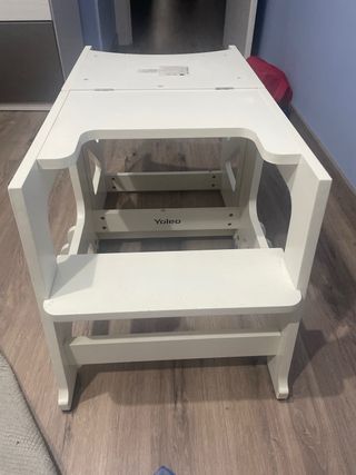 Torre de aprendizaje blanca con pizarra