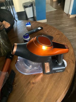 Aspiradora portátil Fieety naranja y negra