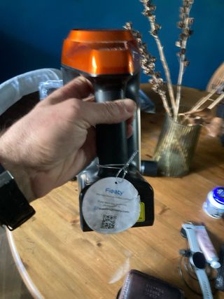 Aspiradora portátil Fieety naranja y negra