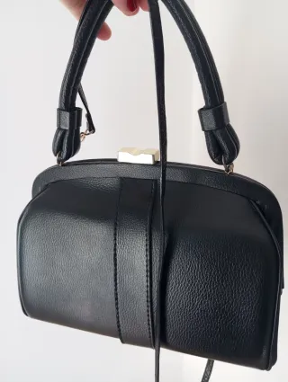 Borsa vintage nera con dettagli oro