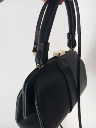 Borsa vintage nera con dettagli oro