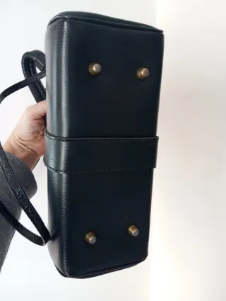 Borsa vintage nera con dettagli oro