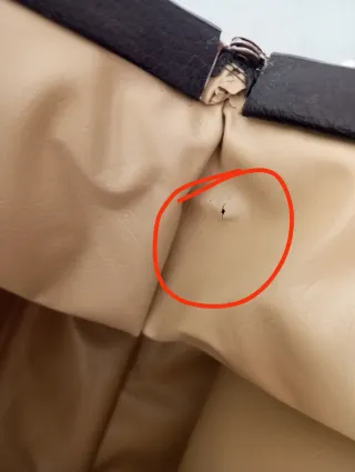 Borsa vintage nera con dettagli oro