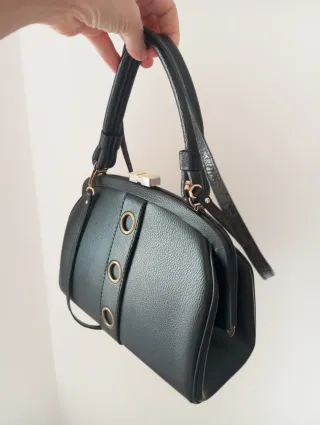 Borsa vintage nera con dettagli oro