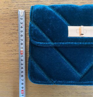 Bolso de terciopelo azul con cadena dorada