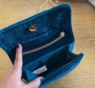 Bolso de terciopelo azul con cadena dorada