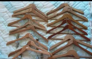 Lote de  perchas de madera