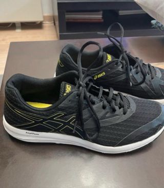 Zapatillas Asics Negras y Amarillas