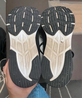 Zapatillas Asics Negras y Amarillas