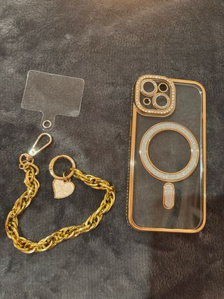 Funda iPhone 15 con cadena de corazón