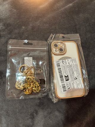 Funda iPhone 15 con cadena de corazón