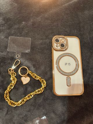 Funda iPhone 15 con cadena de corazón