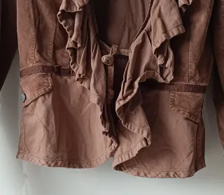 Chaqueta Closed marrón volantes y tachuelas