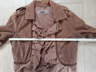 Chaqueta Closed marrón volantes y tachuelas