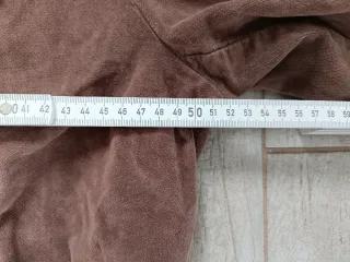 Chaqueta Closed marrón volantes y tachuelas