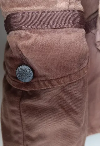 Chaqueta Closed marrón volantes y tachuelas