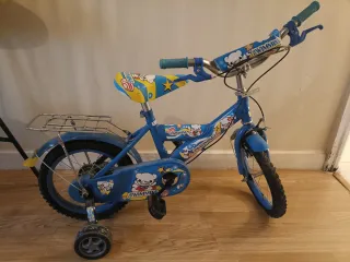Bicicleta infantil azul con ruedas