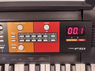 Teclado Yamaha de 5 octavas, con pie