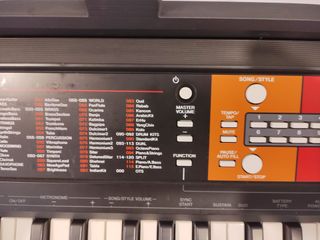 Teclado Yamaha de 5 octavas, con pie