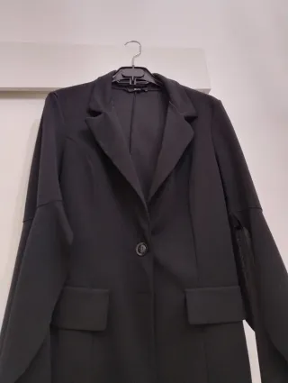 Giacca nera con maniche a campana