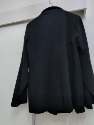 Giacca nera con maniche a campana