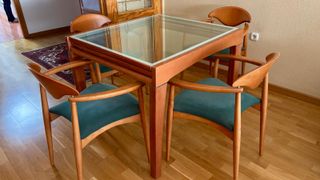 Mesa de comedor y 4 sillas La mesa tiene un desper
