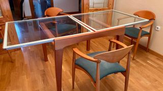 Mesa de comedor y 4 sillas La mesa tiene un desper