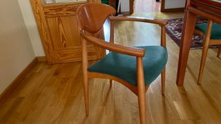 Mesa de comedor y 4 sillas La mesa tiene un desper