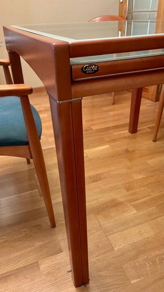 Mesa de comedor y 4 sillas La mesa tiene un desper