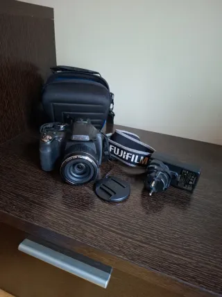 Cámara Fujifilm FinePix SL 310 con accesorios