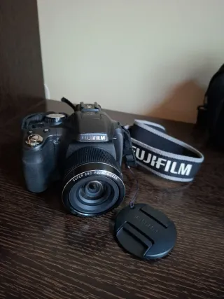 Cámara Fujifilm FinePix SL 310 con accesorios