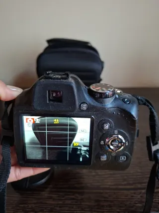 Cámara Fujifilm FinePix SL 310 con accesorios