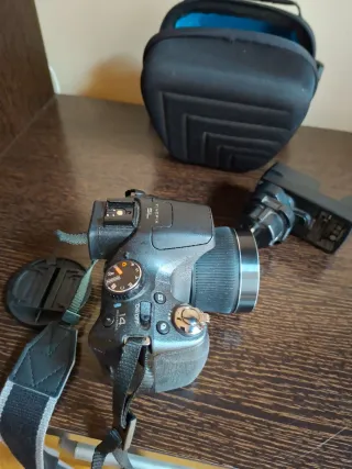 Cámara Fujifilm FinePix SL 310 con accesorios