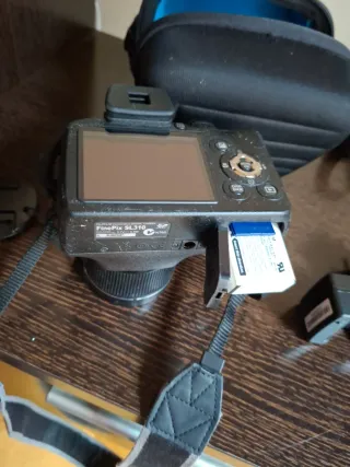 Cámara Fujifilm FinePix SL 310 con accesorios