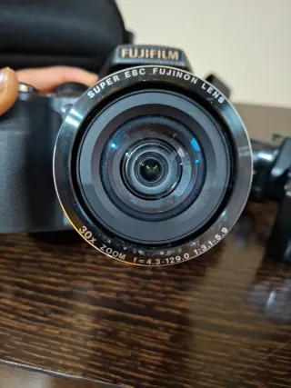 Cámara Fujifilm FinePix SL 310 con accesorios