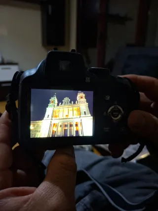 Cámara Fujifilm FinePix SL 310 con accesorios