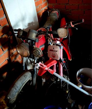 1 Moto Motocross Roja 150€ ,1 Moto antigua 850€