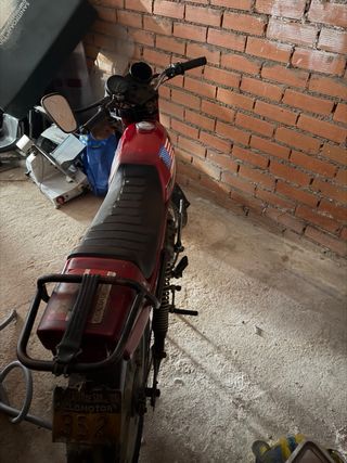 1 Moto Motocross Roja 150€ ,1 Moto antigua 850€