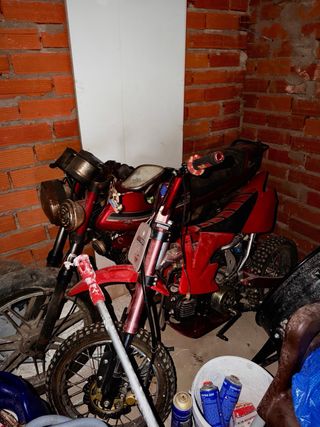 1 Moto Motocross Roja 150€ ,1 Moto antigua 850€