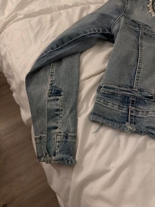 Chaqueta vaquera con perlas