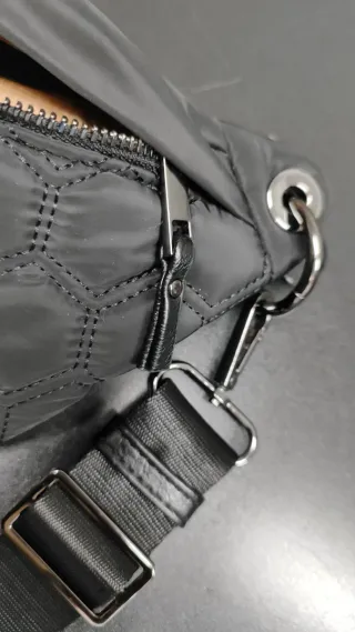 Riñonera Zara acolchada negra