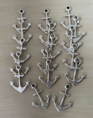 Lote 17 colgantes ancla de Zamak con baño de plata