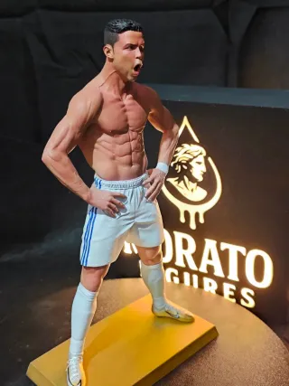 Figura de Cristiano Ronaldo pintada a mano.