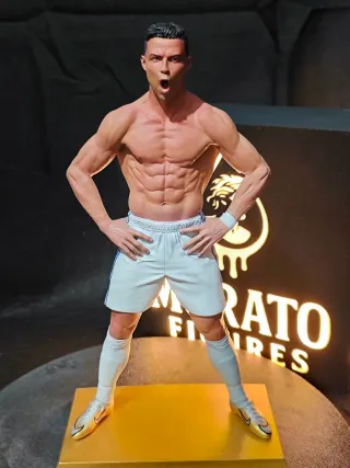Figura de Cristiano Ronaldo pintada a mano.