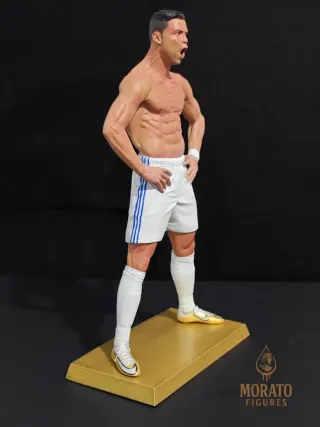 Figura de Cristiano Ronaldo pintada a mano.
