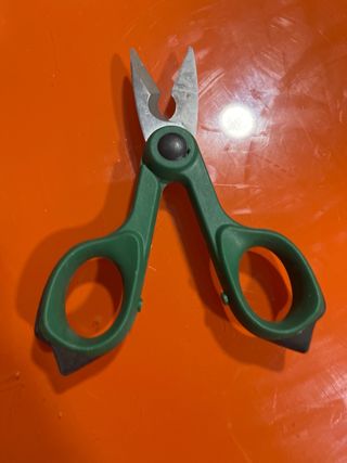 Tijeras electricista y llave armario