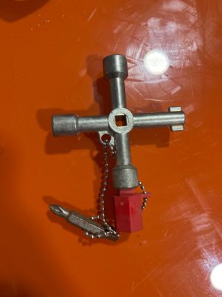 Tijeras electricista y llave armario