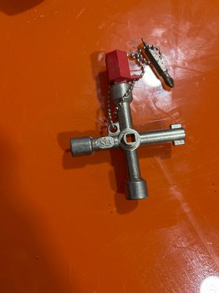 Tijeras electricista y llave armario