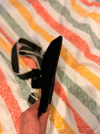 Borsa Guess nera con dettagli oro